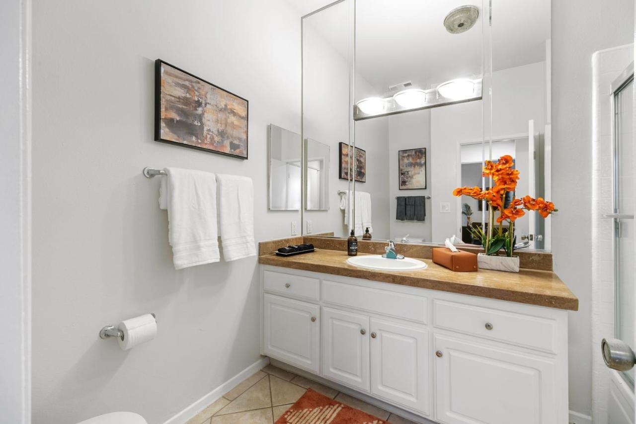Beverly Hills 2 Bed 2 Bath Penthouse With Den And Parking 414 *