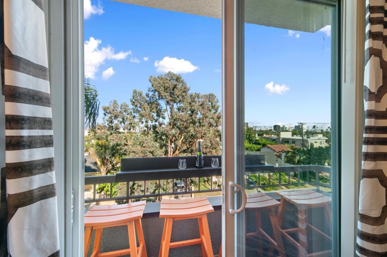 Apartahotel Beverly Hills 2 Bed 2 Bath Penthouse With Den And Parking 414