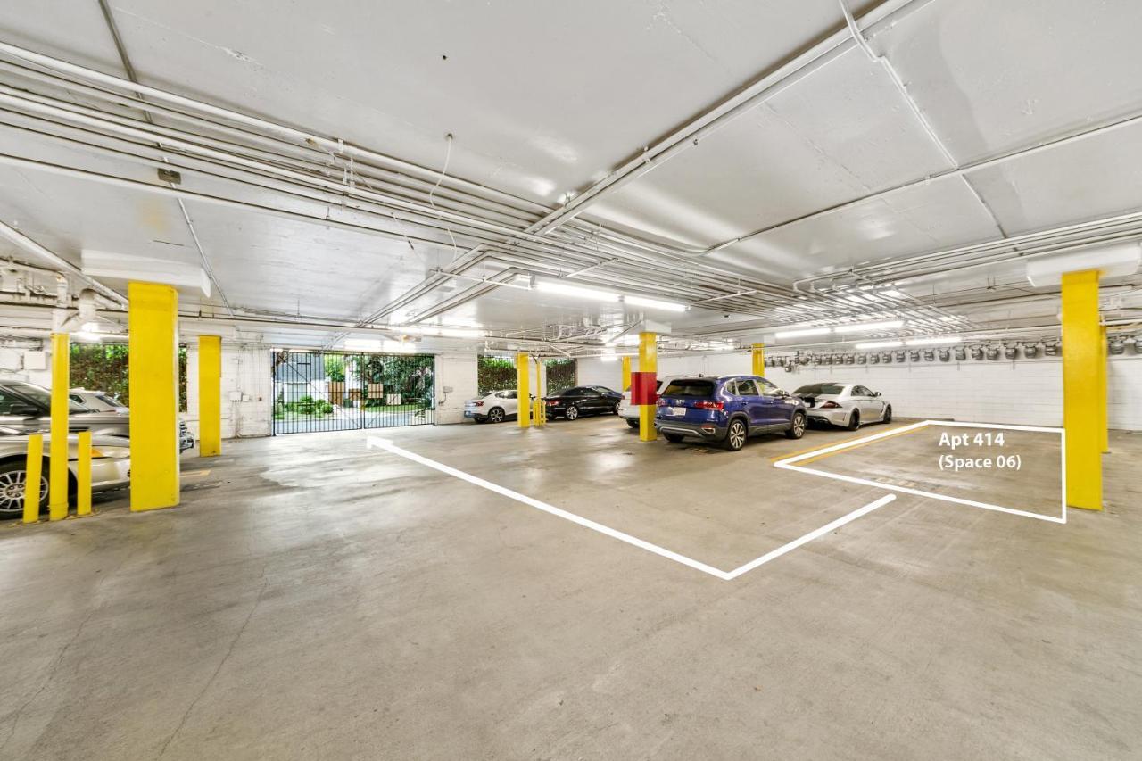 Beverly Hills 2 Bed 2 Bath Penthouse With Den And Parking 414 *