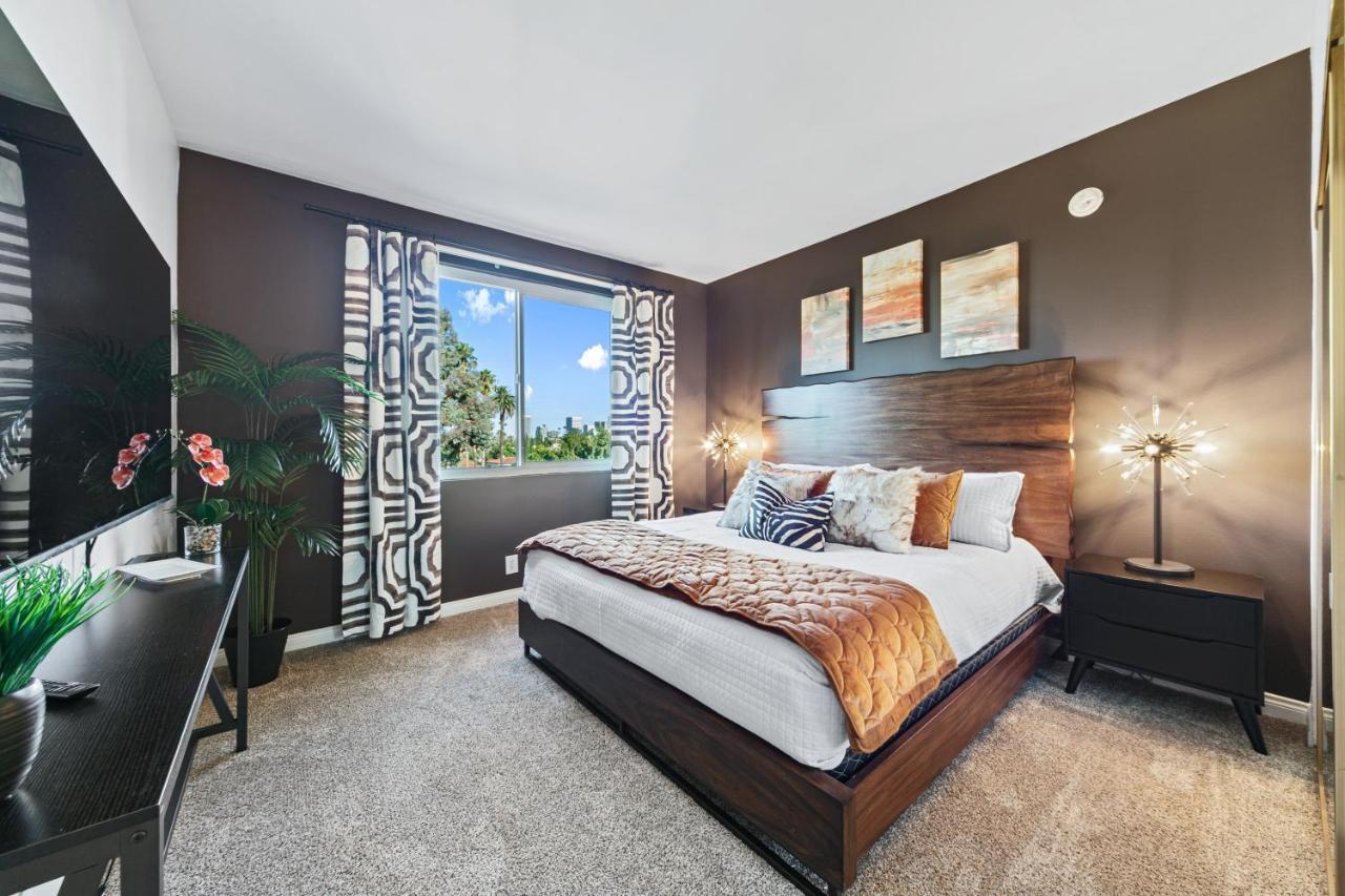 Beverly Hills 2 Bed 2 Bath Penthouse With Den And Parking 414 *