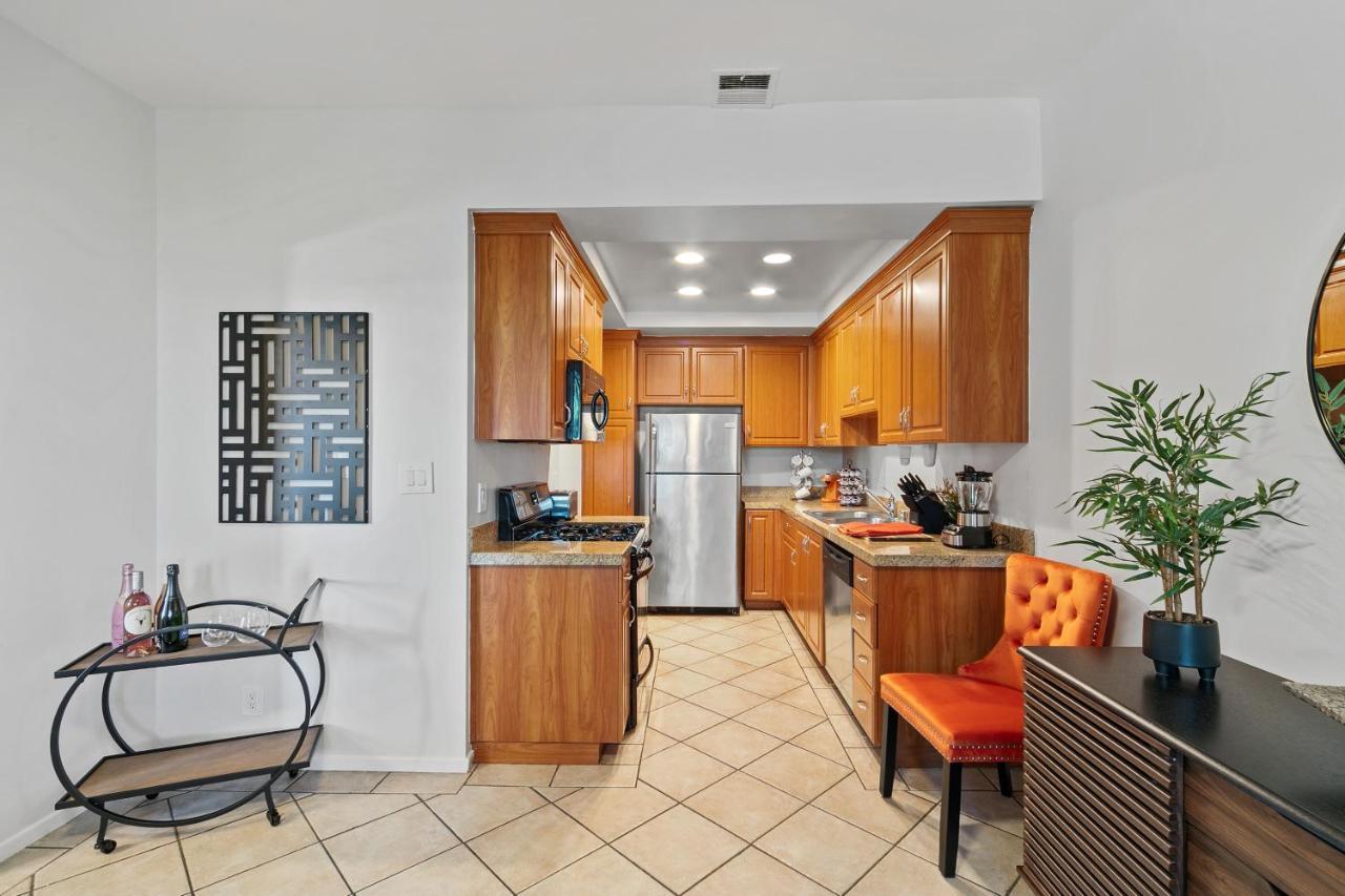 Beverly Hills 2 Bed 2 Bath Penthouse With Den And Parking 414 Apartahotel *