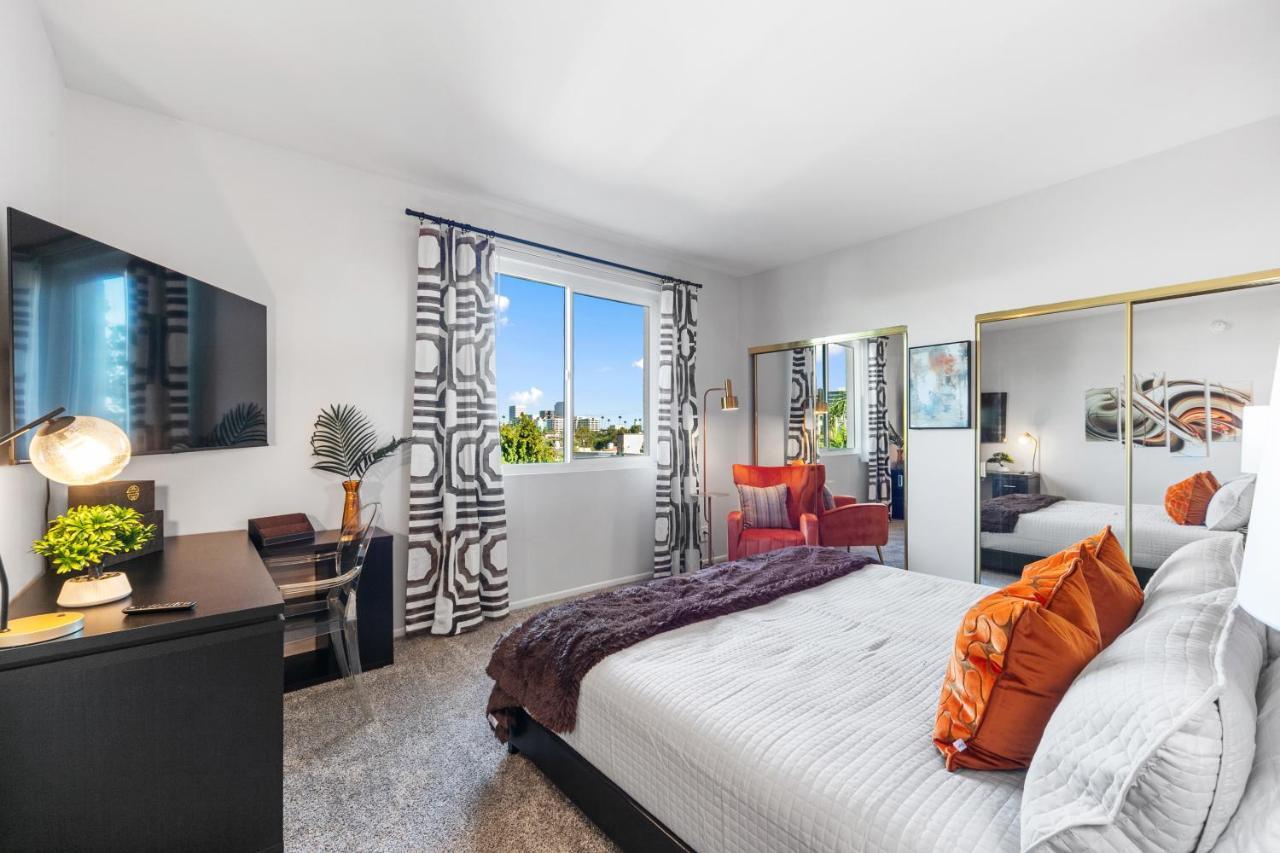 Beverly Hills 2 Bed 2 Bath Penthouse With Den And Parking 414 *