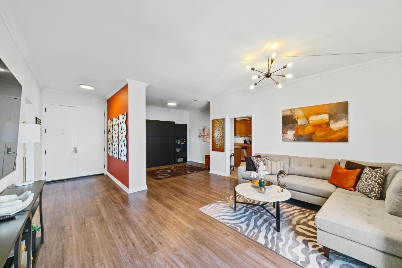 Apartahotel Beverly Hills 2 Bed 2 Bath Penthouse With Den And Parking 414