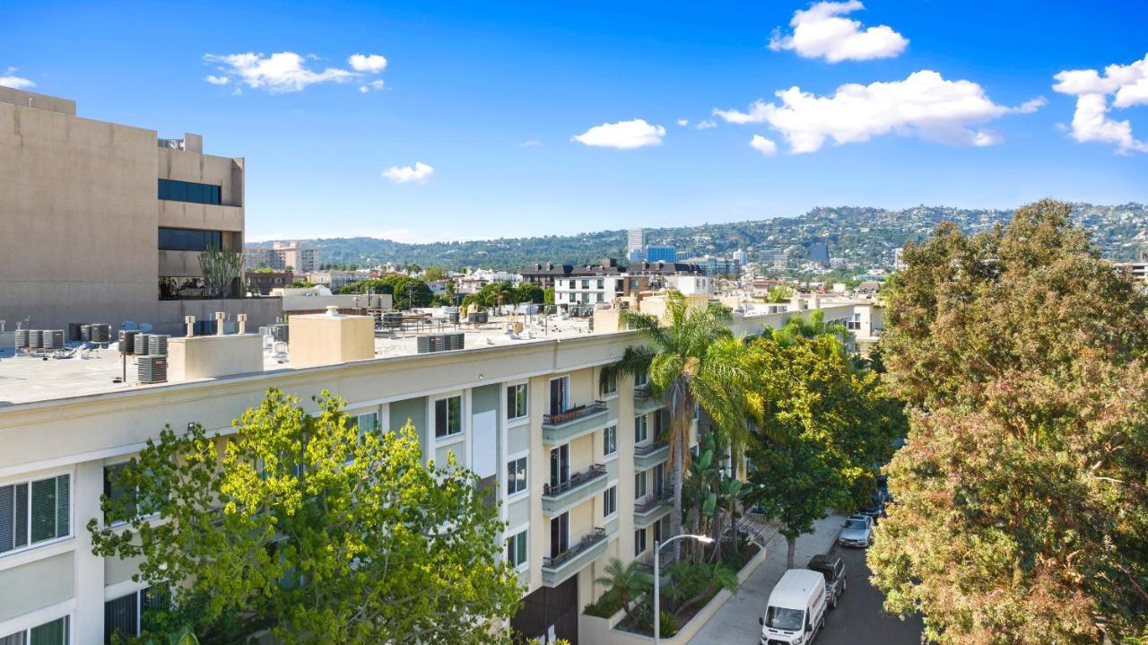 Beverly Hills 2 Bed 2 Bath Penthouse With Den And Parking 414 *