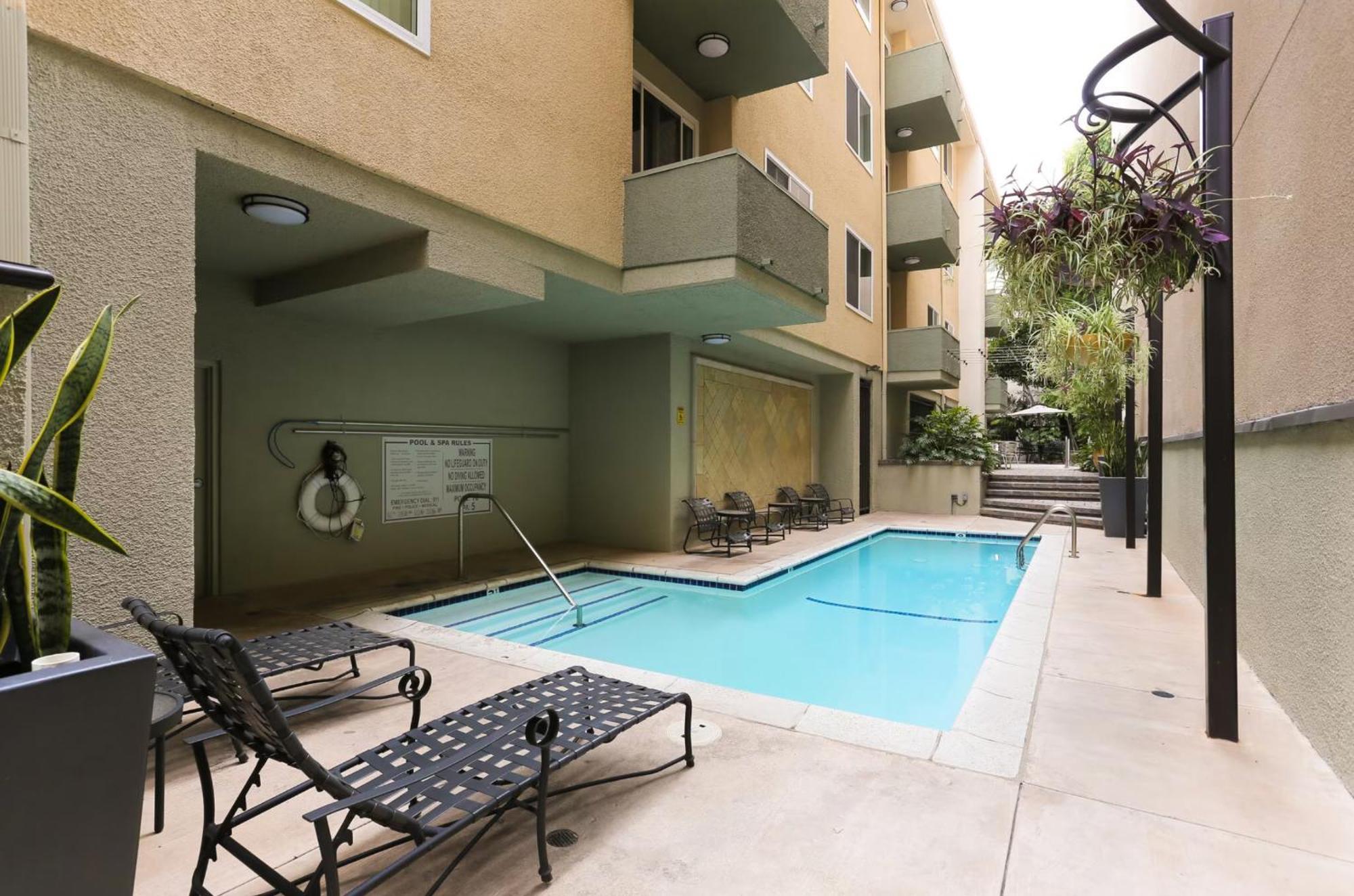 Beverly Hills 2 Bed 2 Bath Penthouse With Den And Parking 414 Apartahotel Los Ángeles